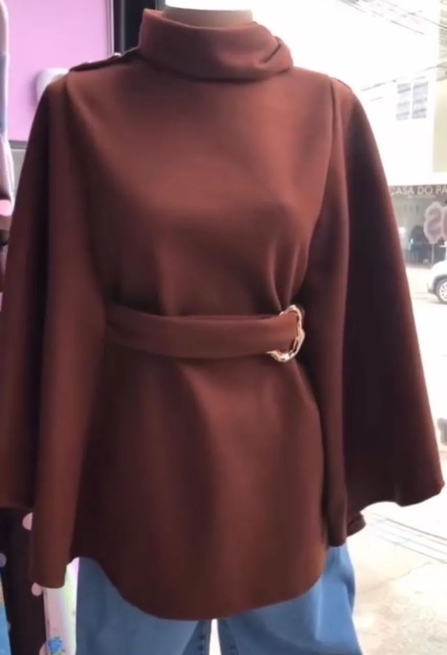 Blusa marrom de gola alta com cinto ? NOVA