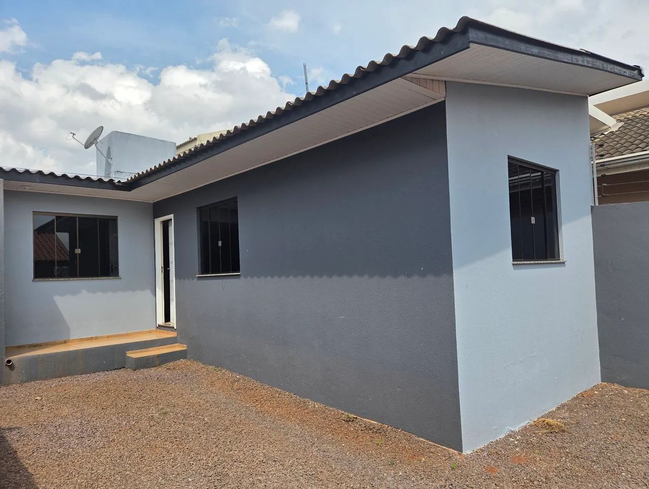 ALUGO CASA DE FUNDOS COM 2 QUARTOS NO TROPICAL 