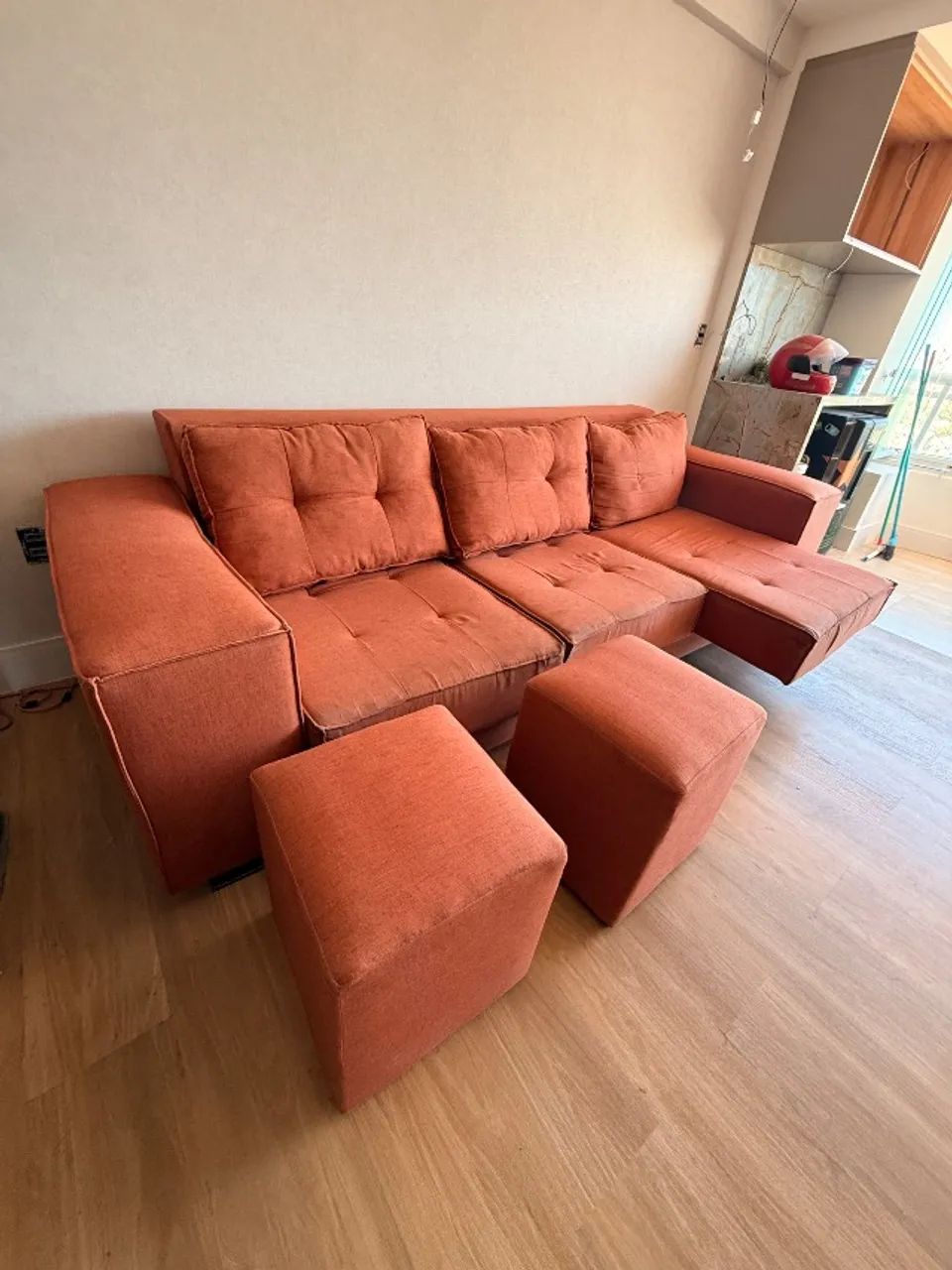Sofá retrátil 3 três lugares (3m x 1m) com dois puffs - Foto 3