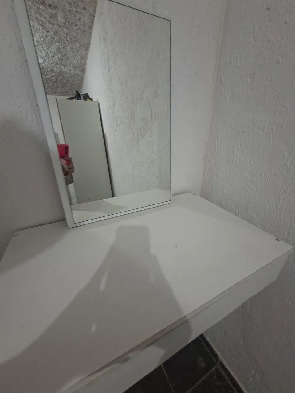 Penteadeira suspensa, com espelho e gaveta. - Foto 5
