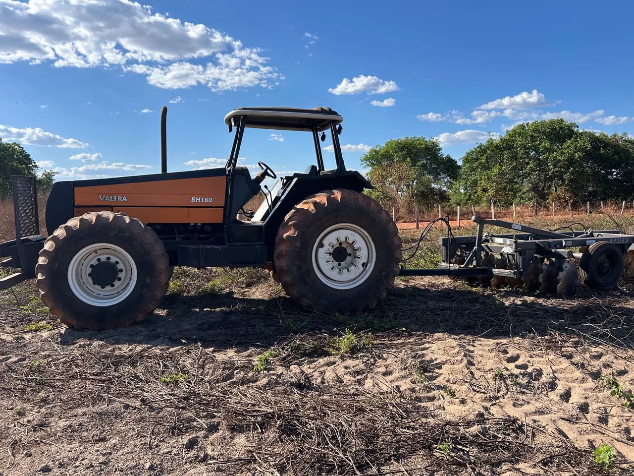 Trator BH 180 2002