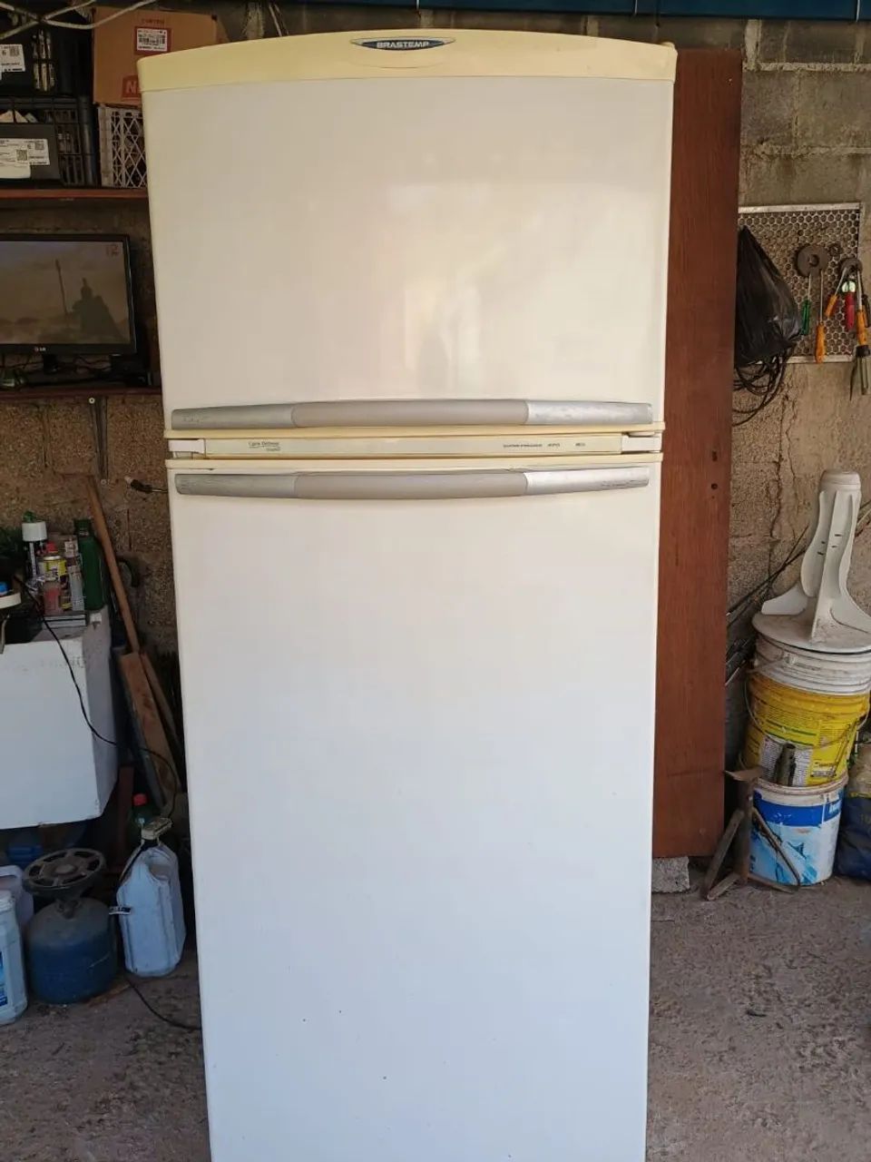 Geladeira 220v funcionando 