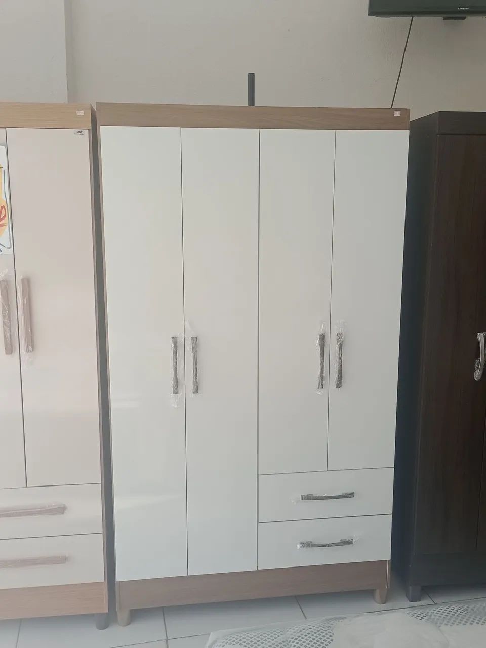 Guarda roupa solteiro 4 portas e prateleiras entrega e montagem grátis 