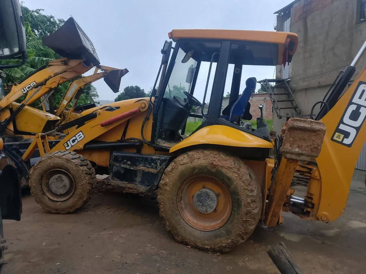 Vende-se Retroescavadeira 2010 toda Revisada 4x4  - Foto 5