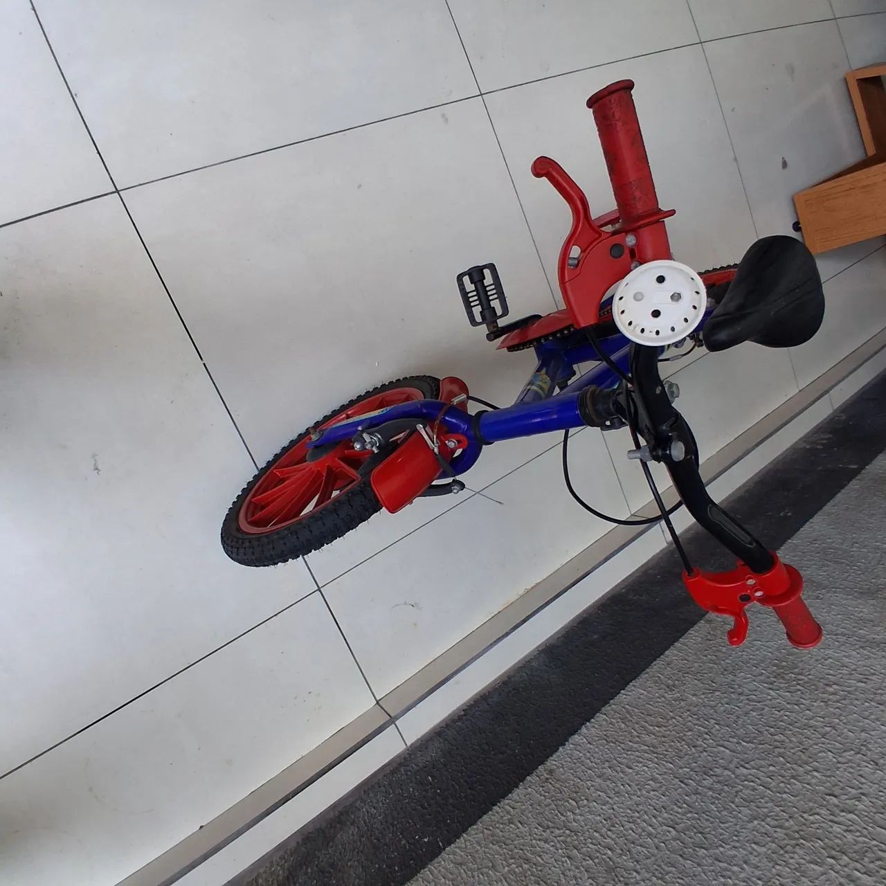 Bicicleta Infantil Aro 16 Azul e Vermelha - Praticamente Nova!