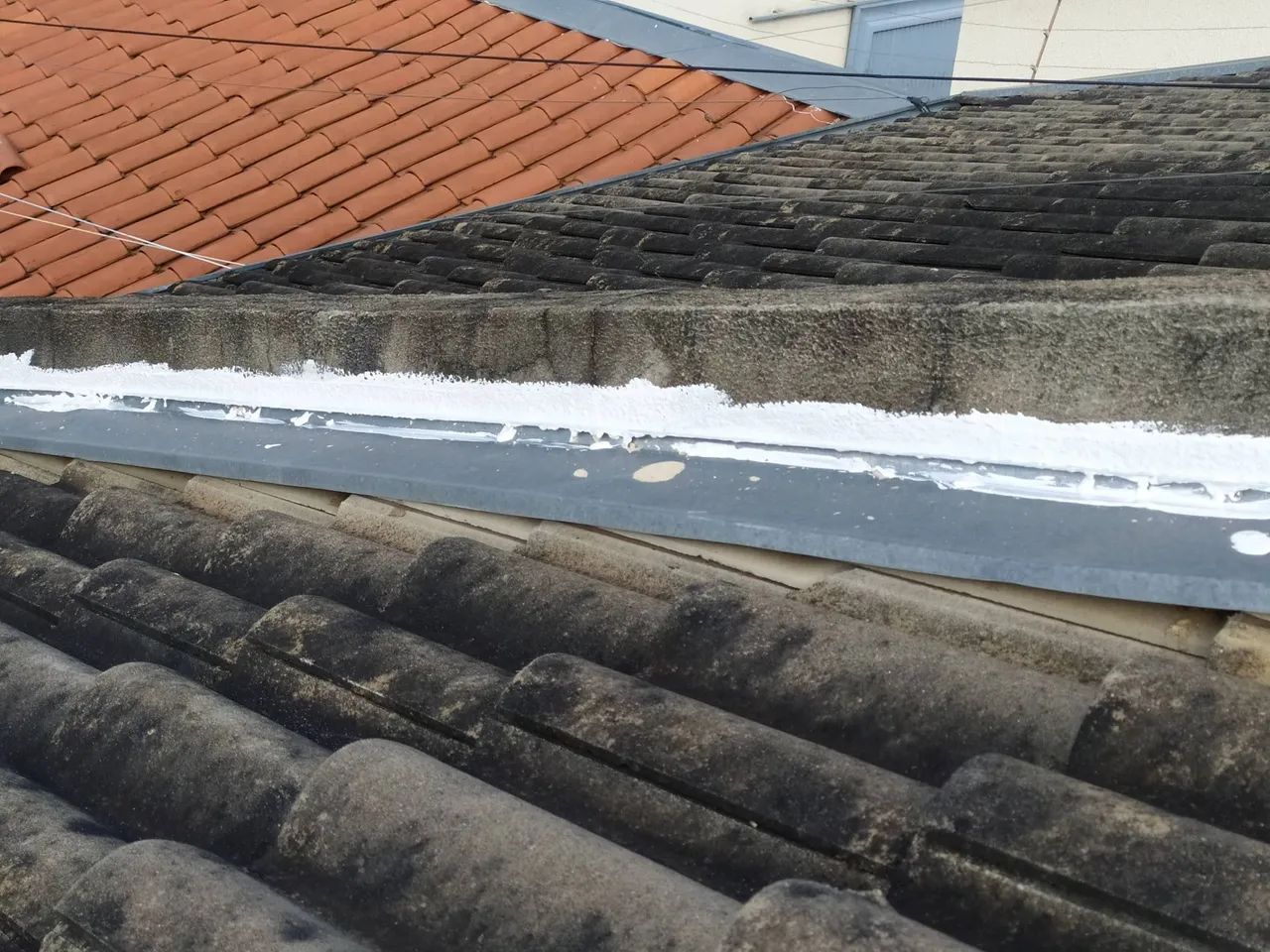 Instalação e manutenção de calhas rufos em geral.
