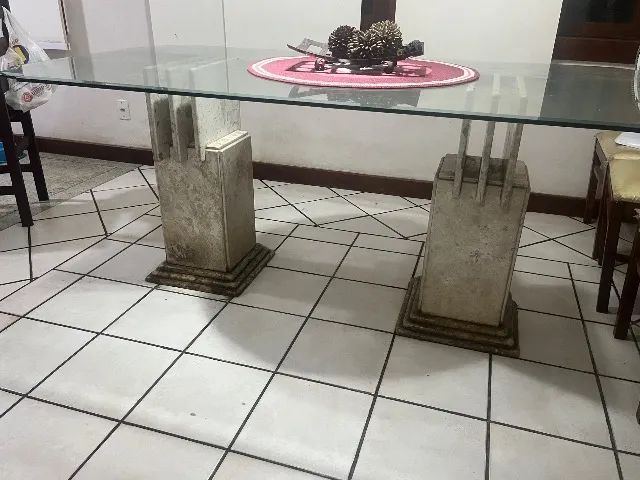 Mesa de jantar- pés de mármore e tampo de vidro