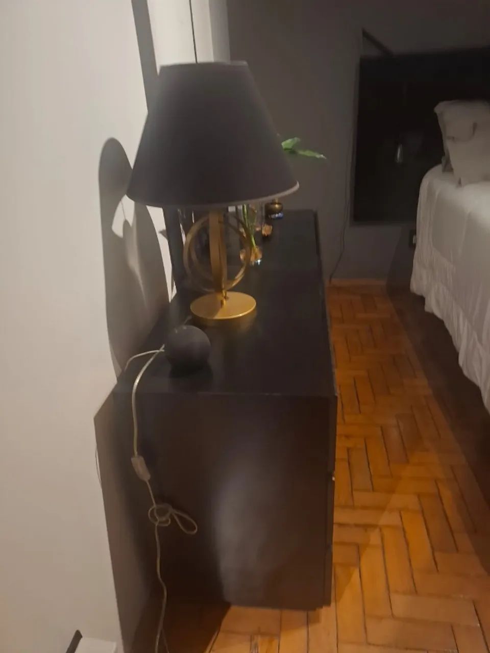 Cômoda escura de madeira - Foto 2