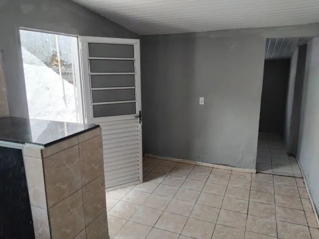 Casa com 2 quartos em casa amarela