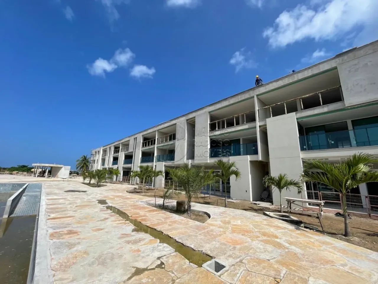 Apartamento com 2 Quartos e Varanda à Venda no Condomínio Milagres Beach