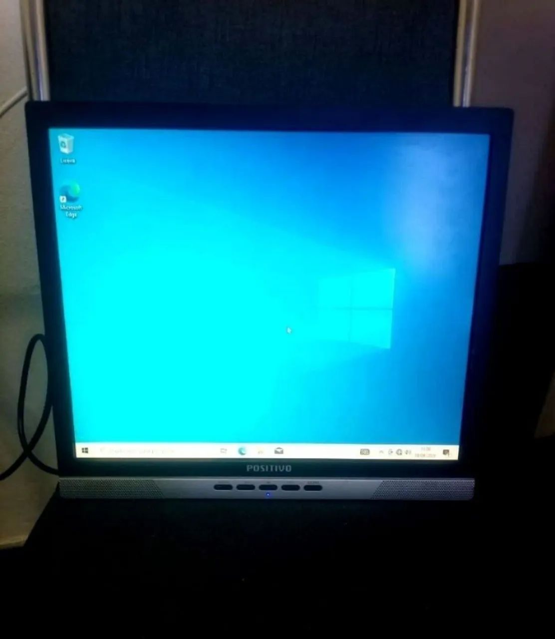 Monitor positivo 17 polegadas sem a base funcionando perfeitamente 