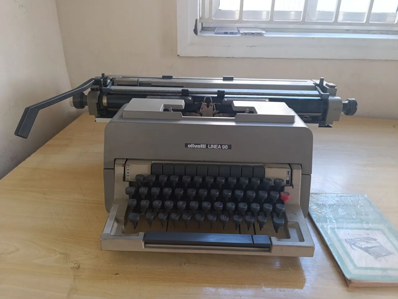 Máquina de escrever Olivetti LINEA 98