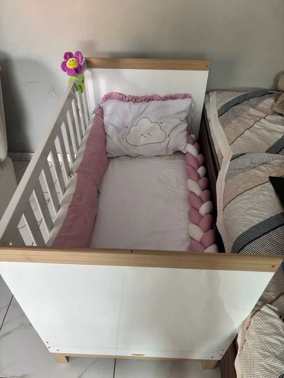 Berço Mini-Cama Branco com Madeira Clara + Kit Berço Rosa - Foto 4