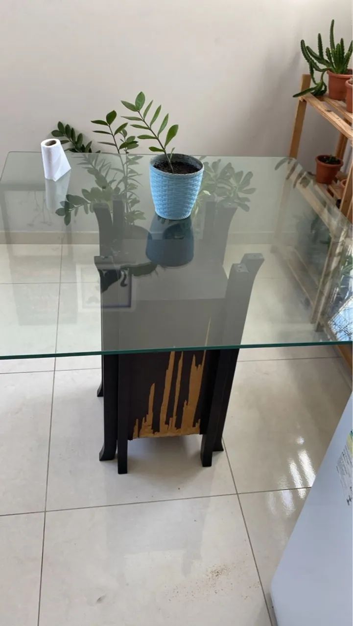 Vendo mesa com duas cadeiras 