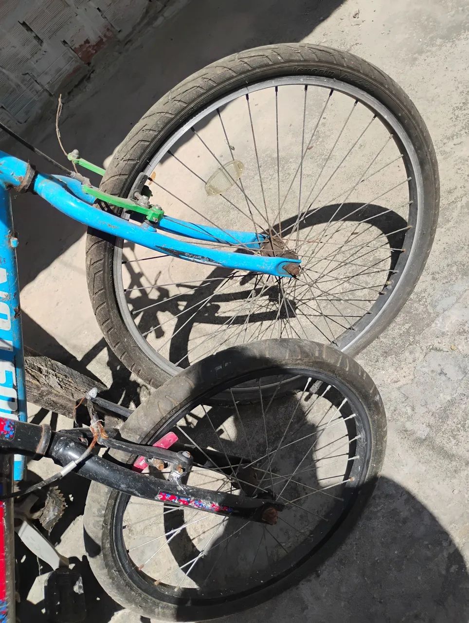 Vendo duas bicicletas, no preço de uma.