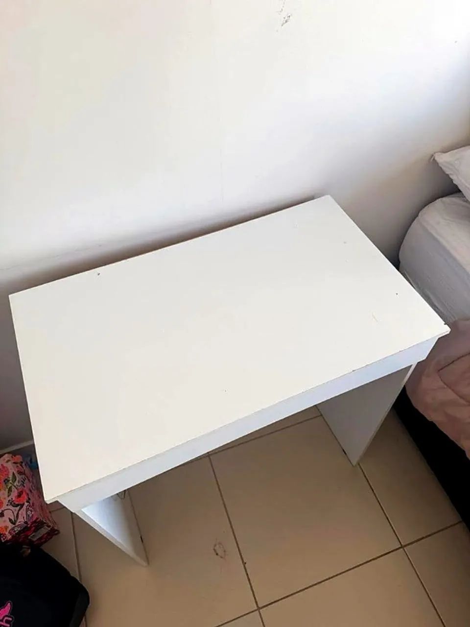 Escrivaninha branca com gaveta - Foto 2