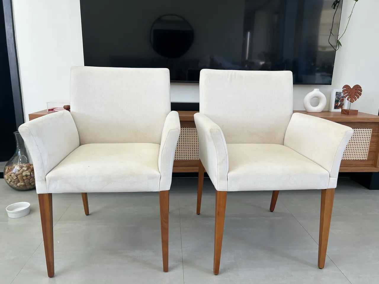 2 Poltronas estofadas com pés em madeira maciça. - Foto 4