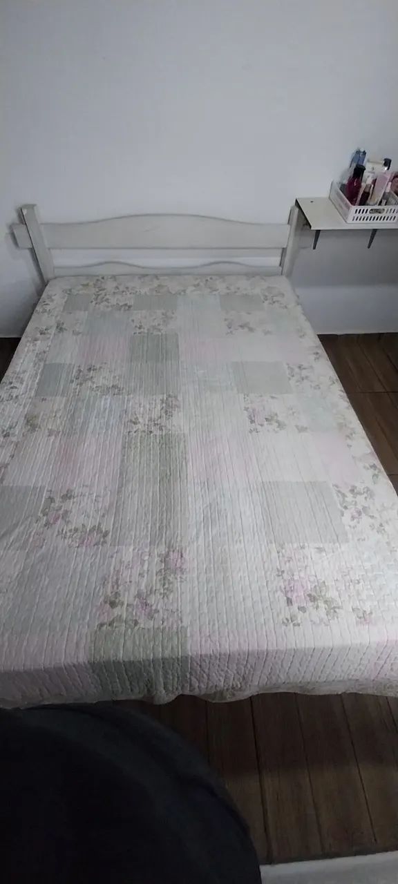 Cama de madeira com colchão 