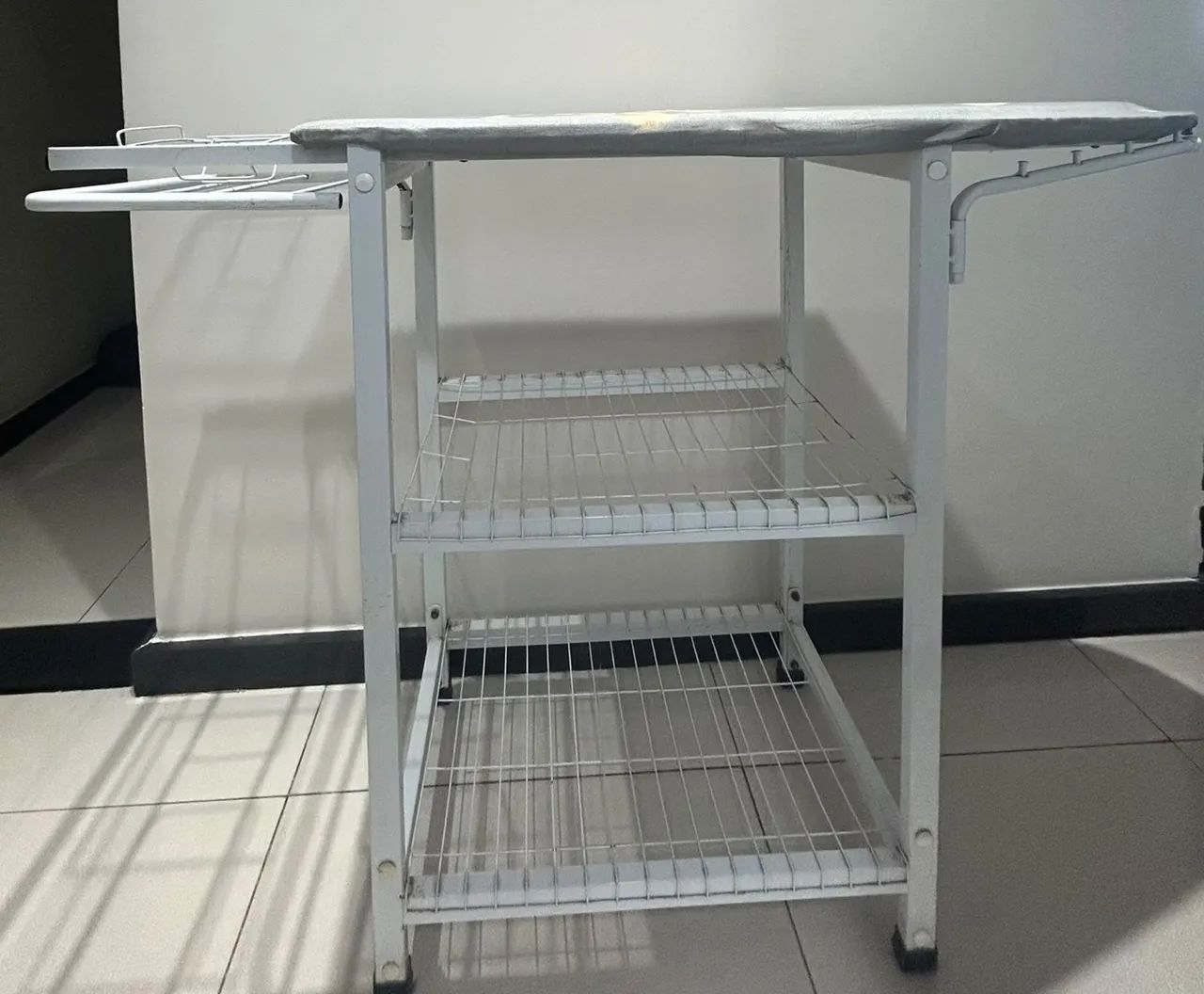 Mesa de passar roupa com suporte e prateleiras