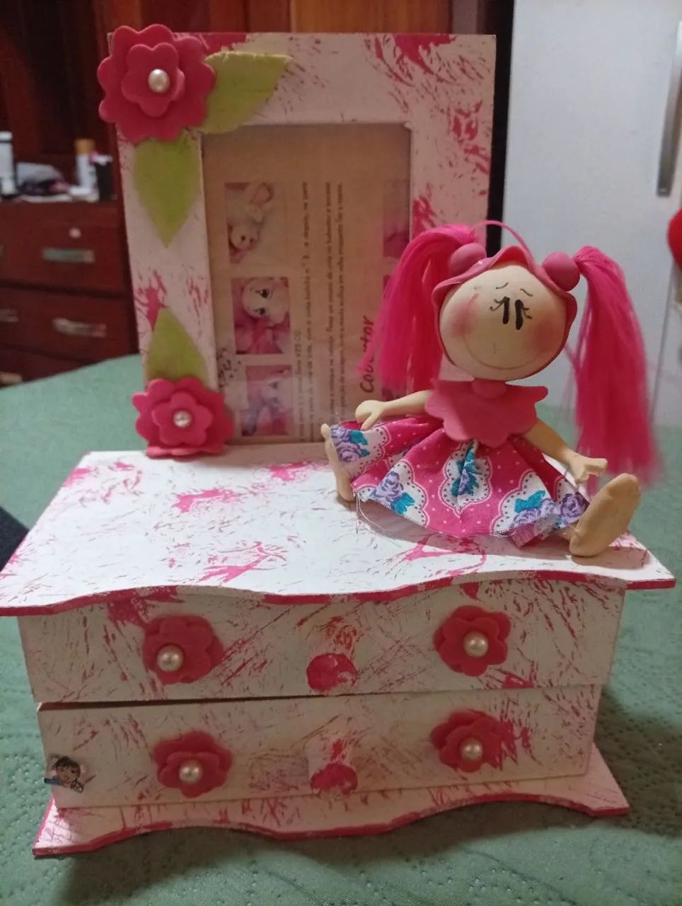 de MDF, decorada com uma bonequinha de biscuit.