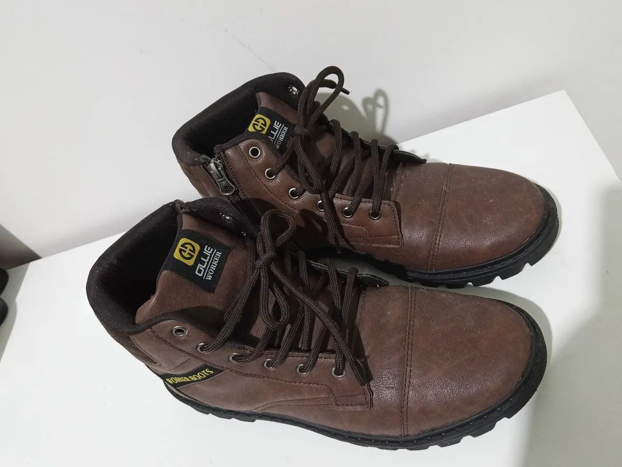 Botas na cor Marrom - Foto 2