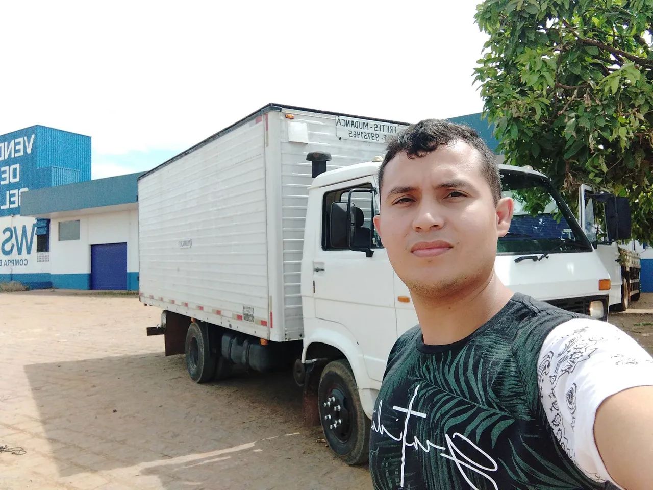 Frete e mudança caminhão baú  - Foto 2