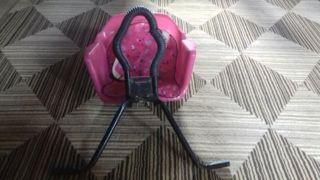 Vendo uma cadeirinha de bicicleta de menina