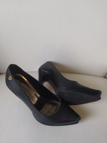 sapato preto via uno