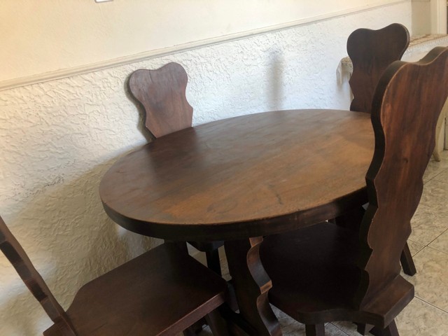 Conjunto de mesa e 4 cadeiras em madeira maciça  - Foto 5