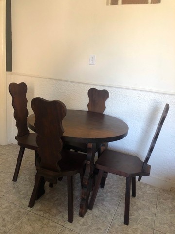 Conjunto de mesa e 4 cadeiras em madeira maciça  - Foto 2