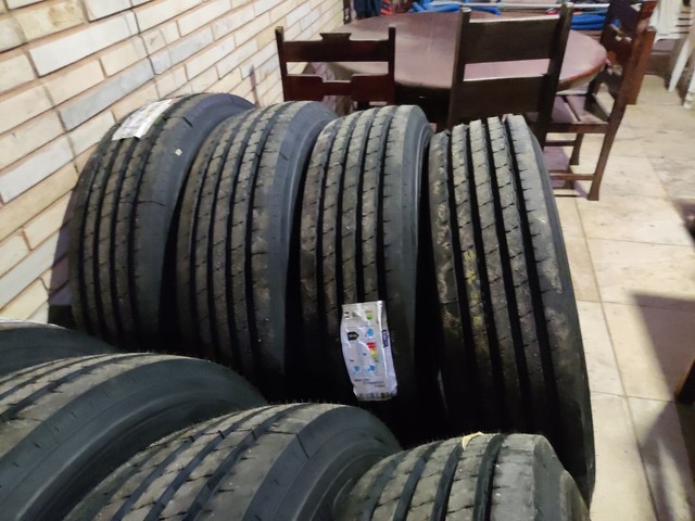 vende-se pneus anteo da Pirelli 275 e 295