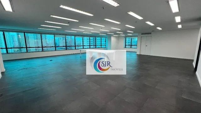Sala comercial de 237m² com 6 vagas de garagem, piso elevado, forro de gesso, luminárias, 