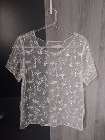 blusa em tule com bordado e pérolas - tamanho  p