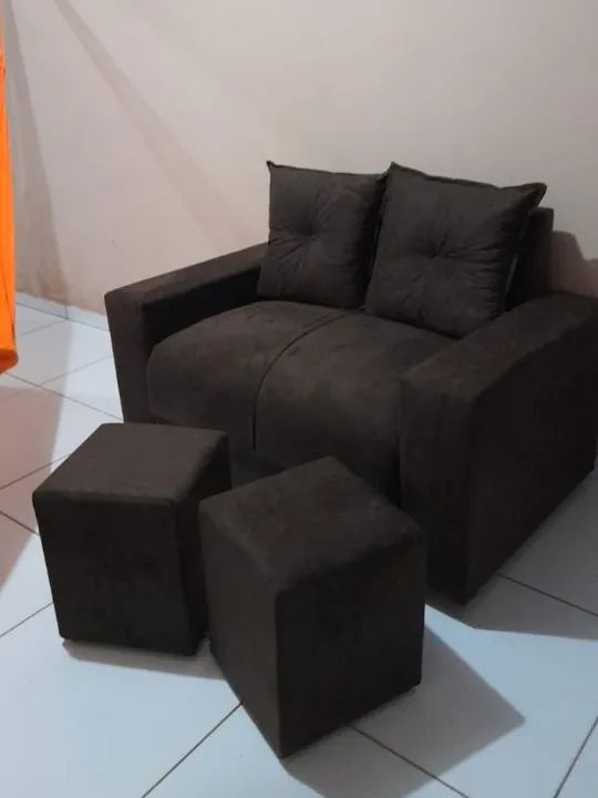 Kit sofá e puffs 