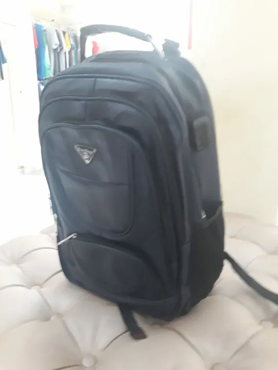 Mochila G reforçada de couro com alça de cabo de aço, entrada para carregador e cabos USB