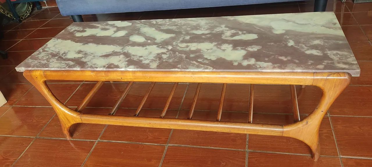 Mesa de centro antiga em madeira maciça com tampo de mármore