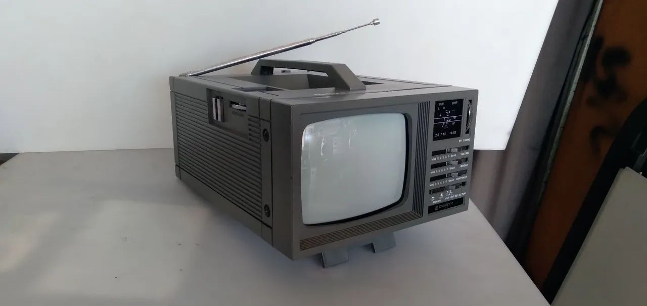 TV Preto Branco 5" DELUXE com defeito 