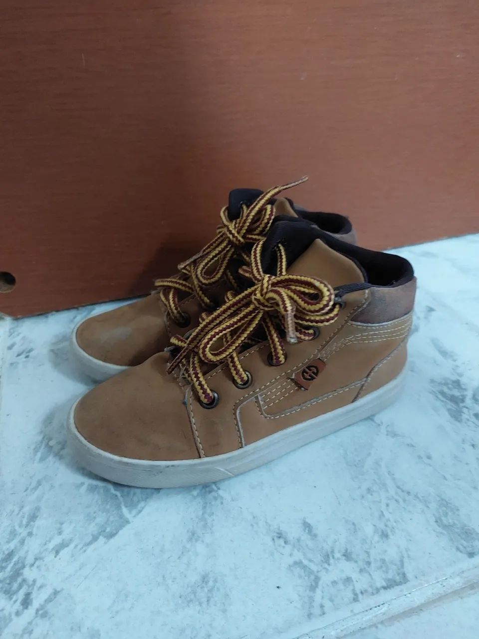 Botas infantis marrons com cadarço - Foto 2
