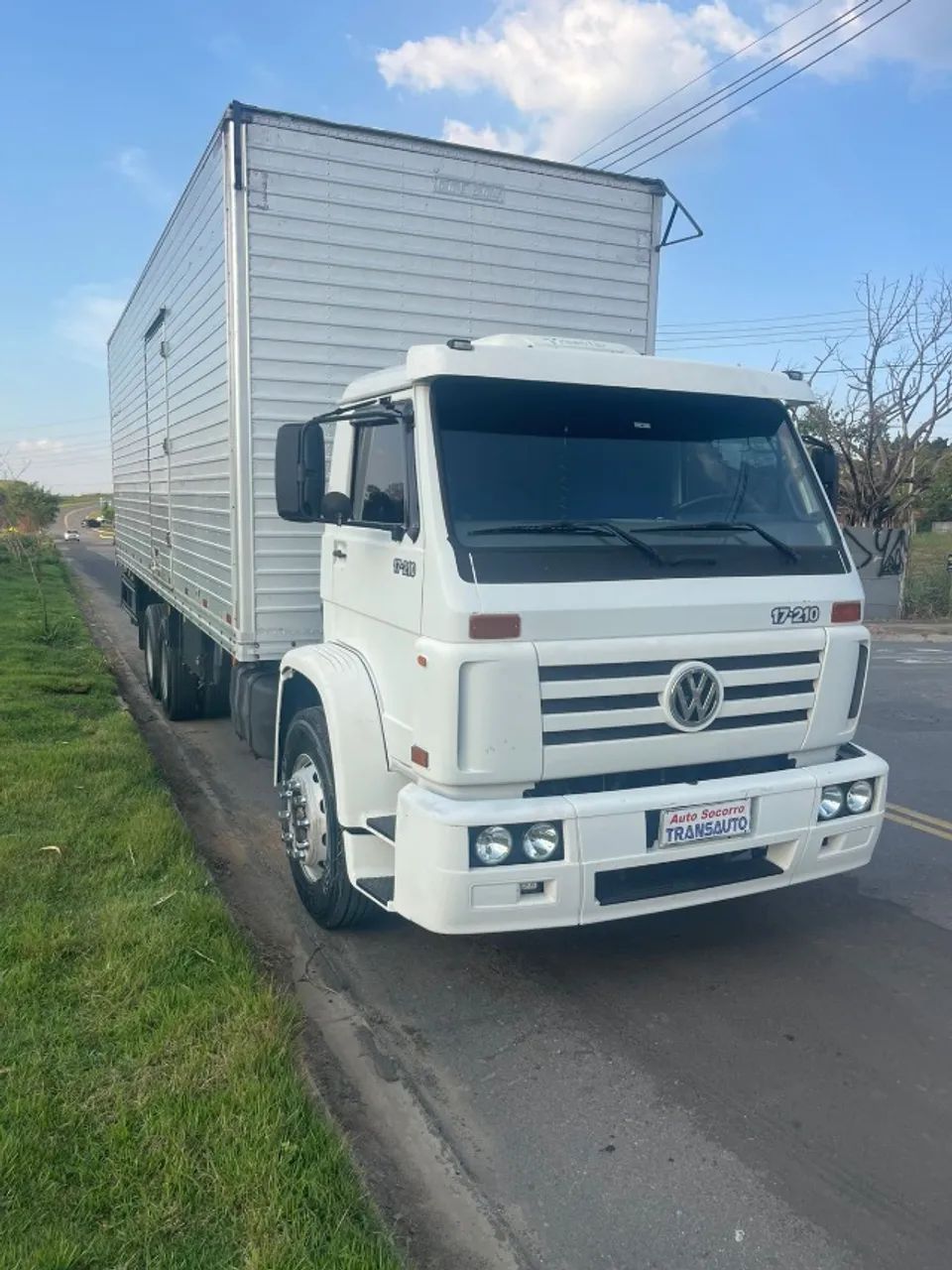 VW -17.210 WORKER TRUCK 6X2 BAÚ -ANO 2001