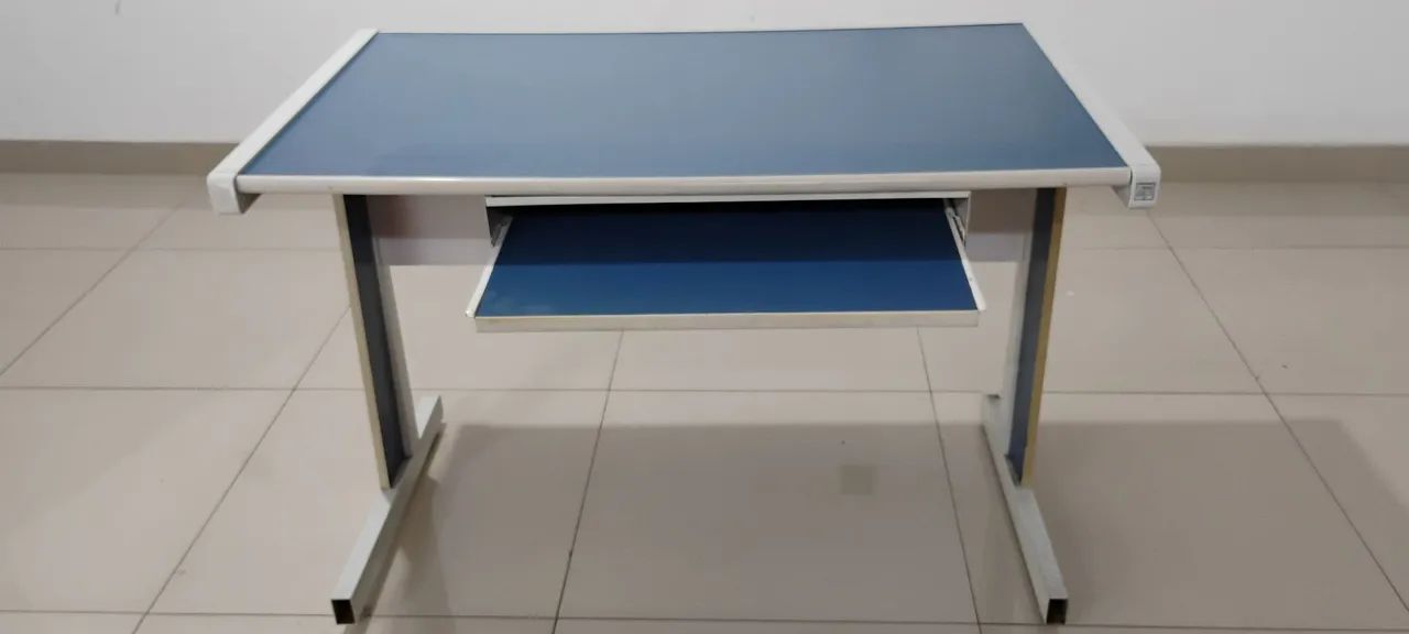 Escrivaninha com bandeja para teclado - Foto 2