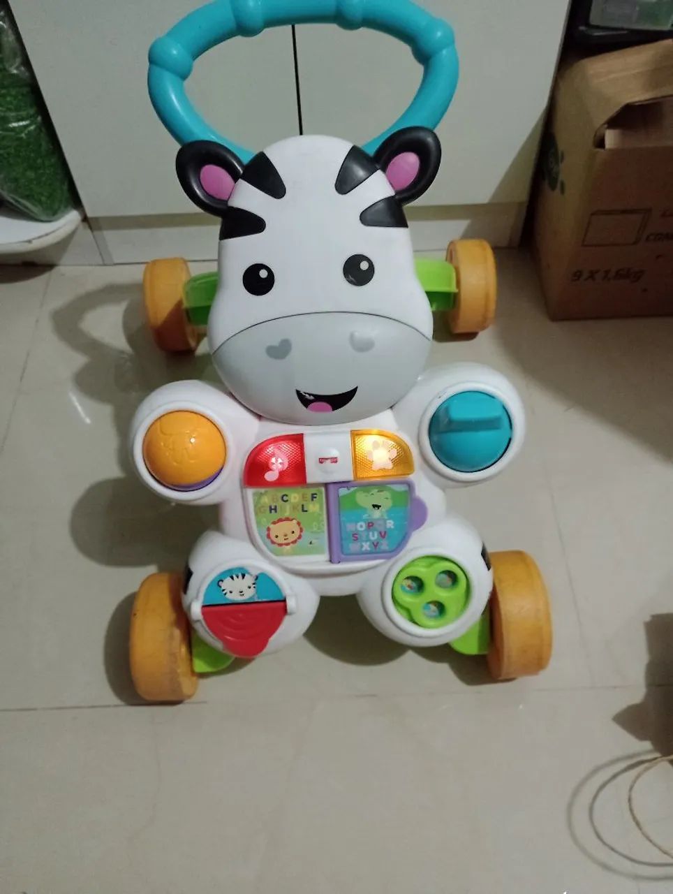 Andador de Zebra Fisher Price com Brinquedos - Foto 4