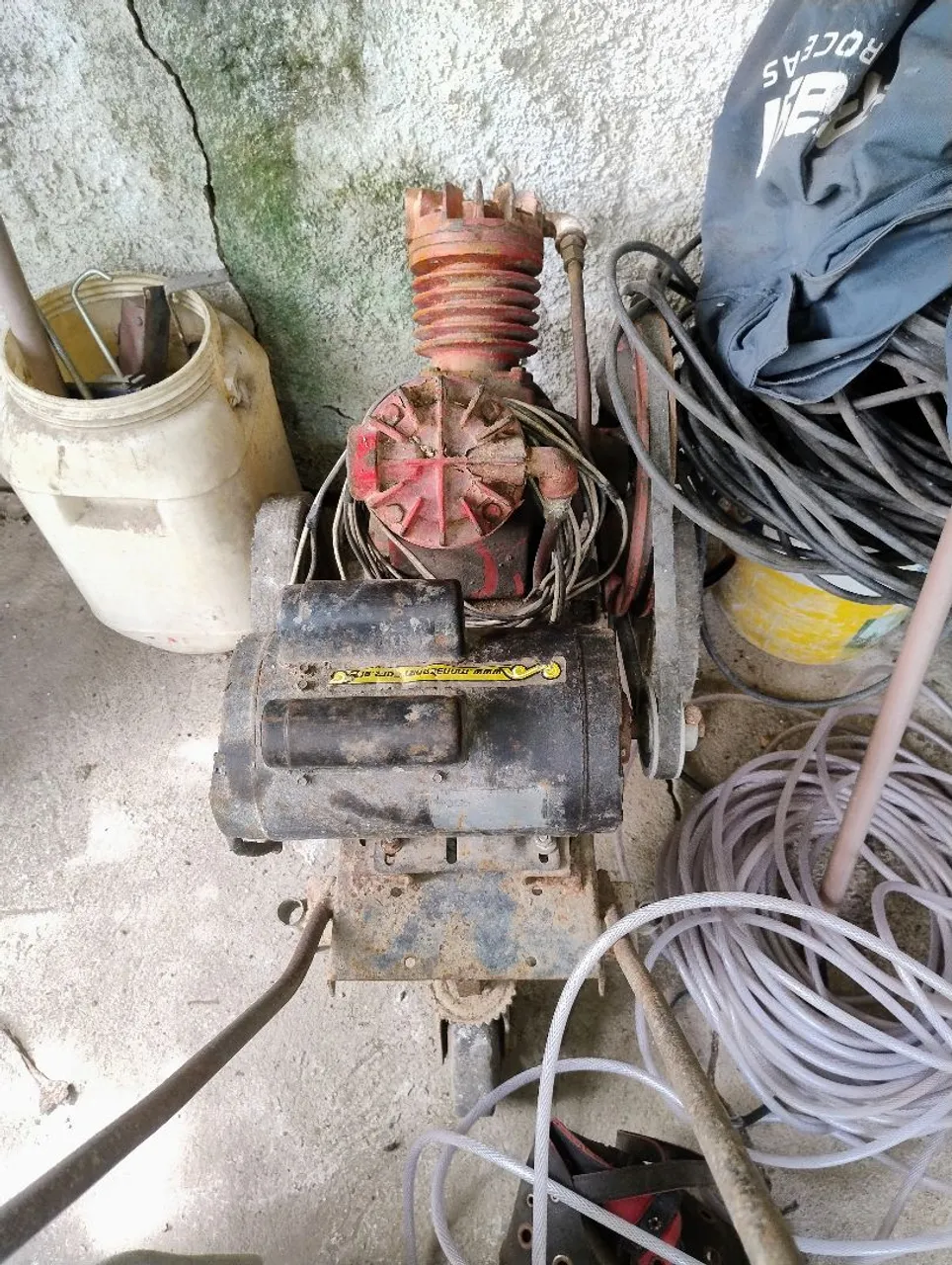 Compressor de Ar Elétrico - Ideal para Diversas Aplicações próprio pra limpeza de poços