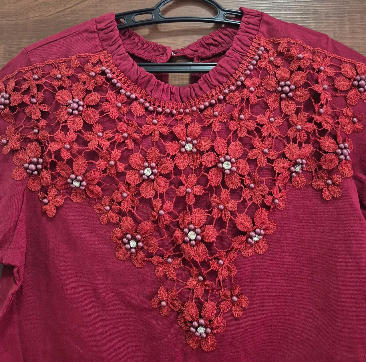 Blusa feminina linda com strass e perolas (vinho) - Foto 2