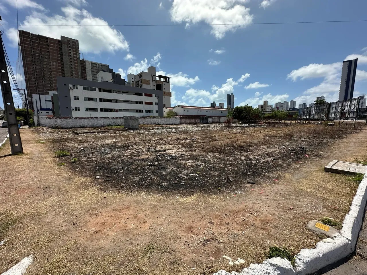 Aluga-se terreno de esquina na principal do Bessa