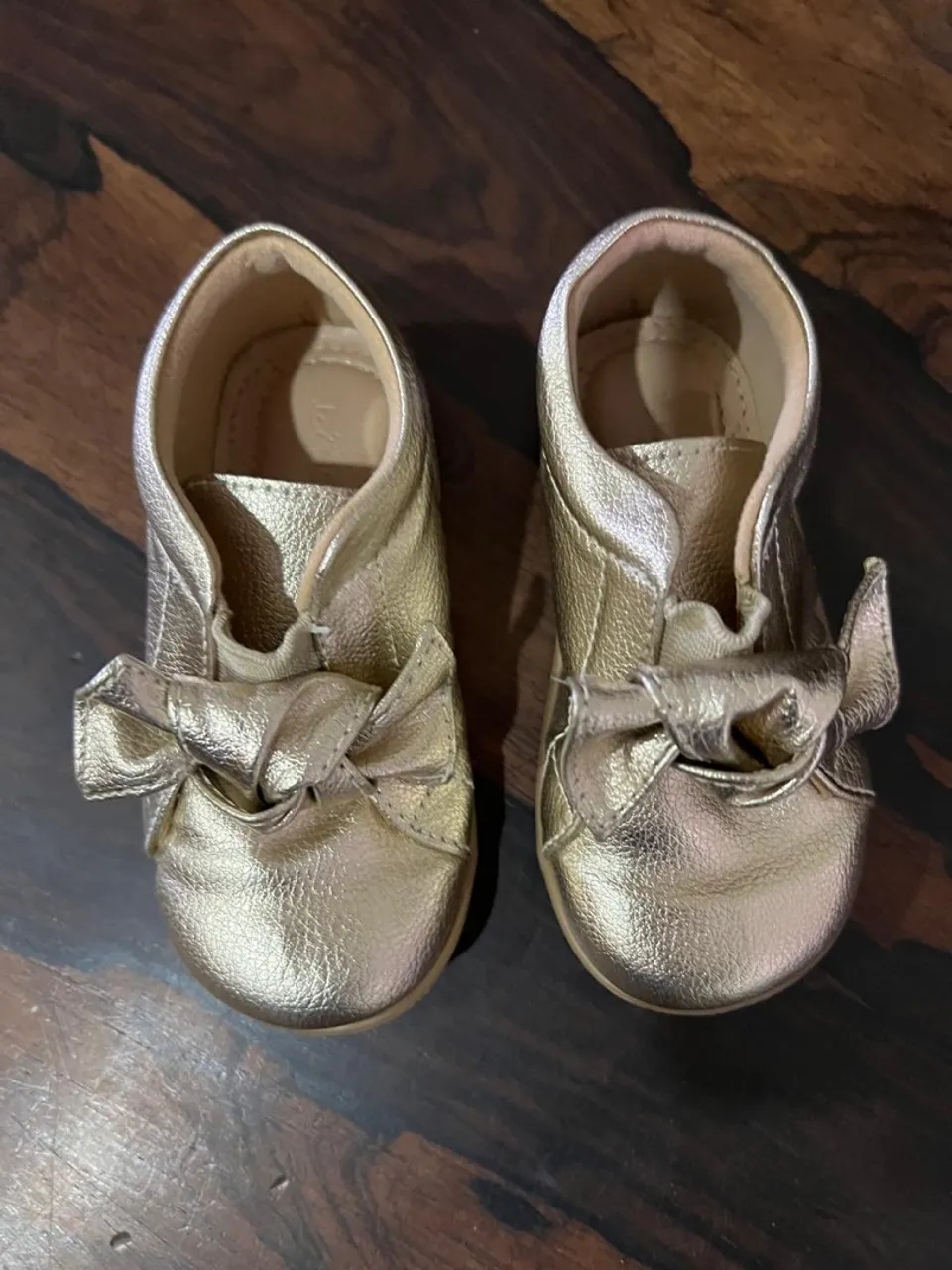 Sapatos dourados infantis com laço tamanho 19
