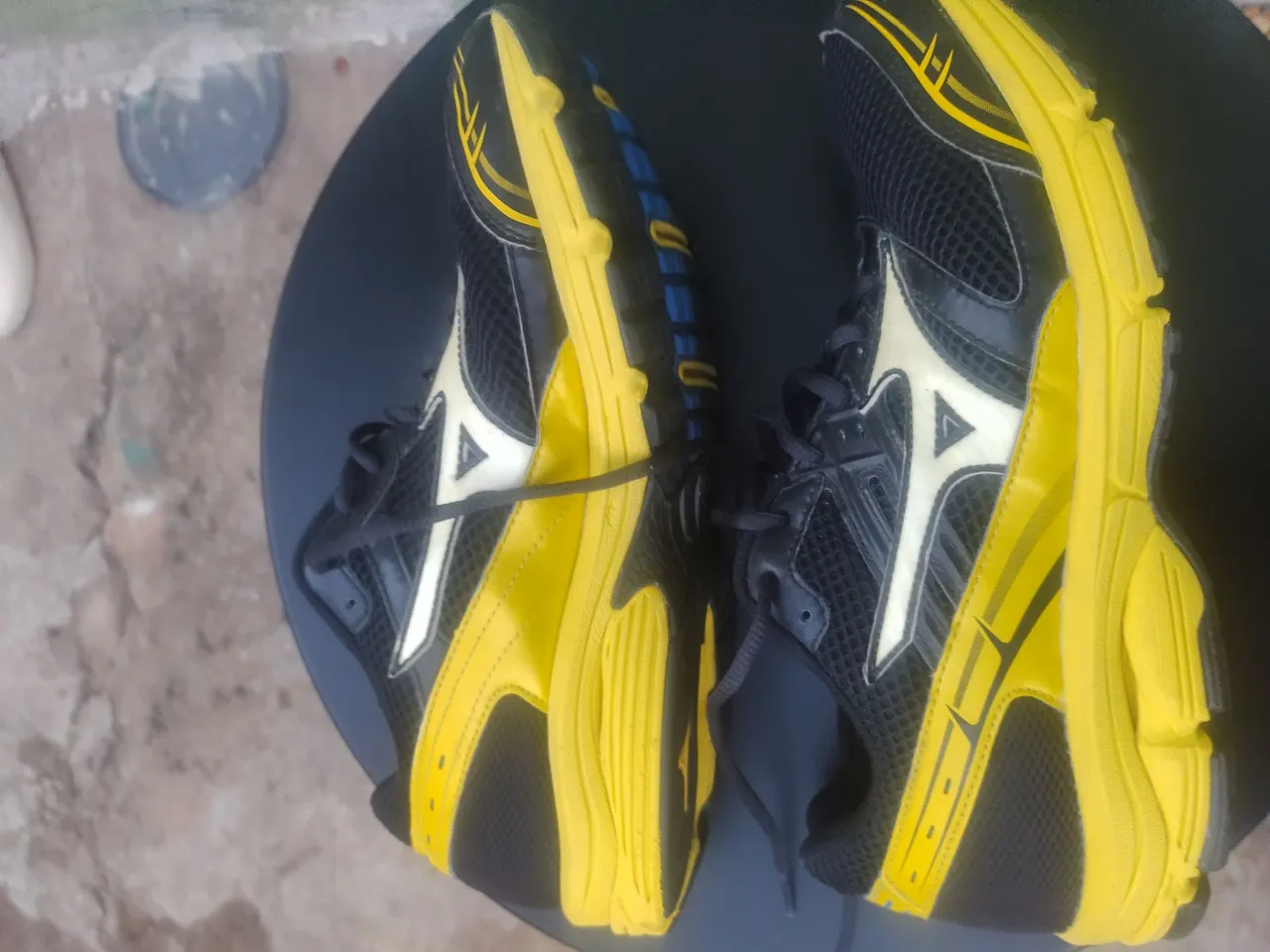 Tênis Mizuno Preto e Amarelo
