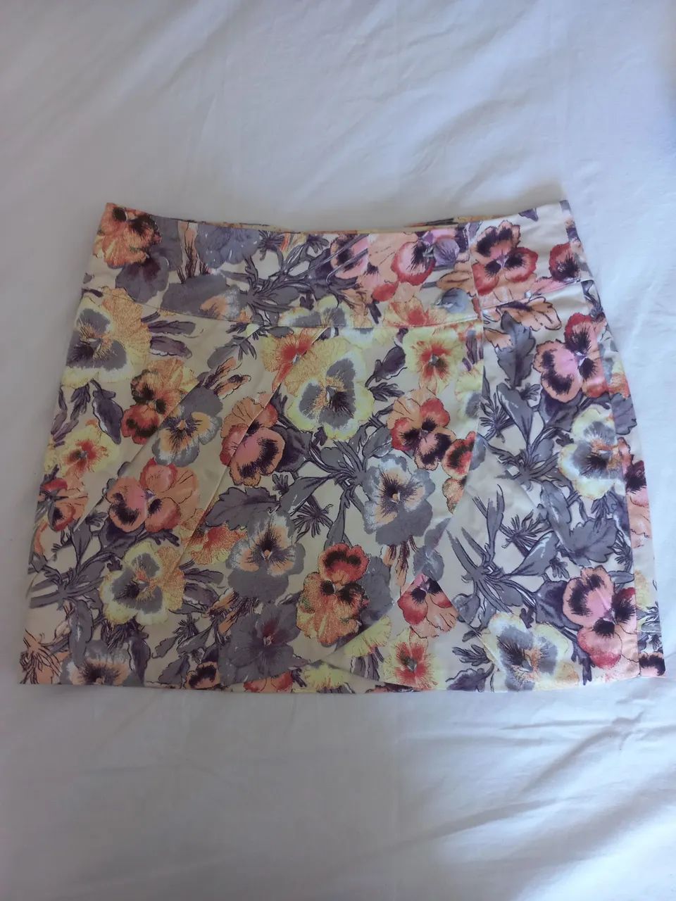 Saia floral com estampa de flores.