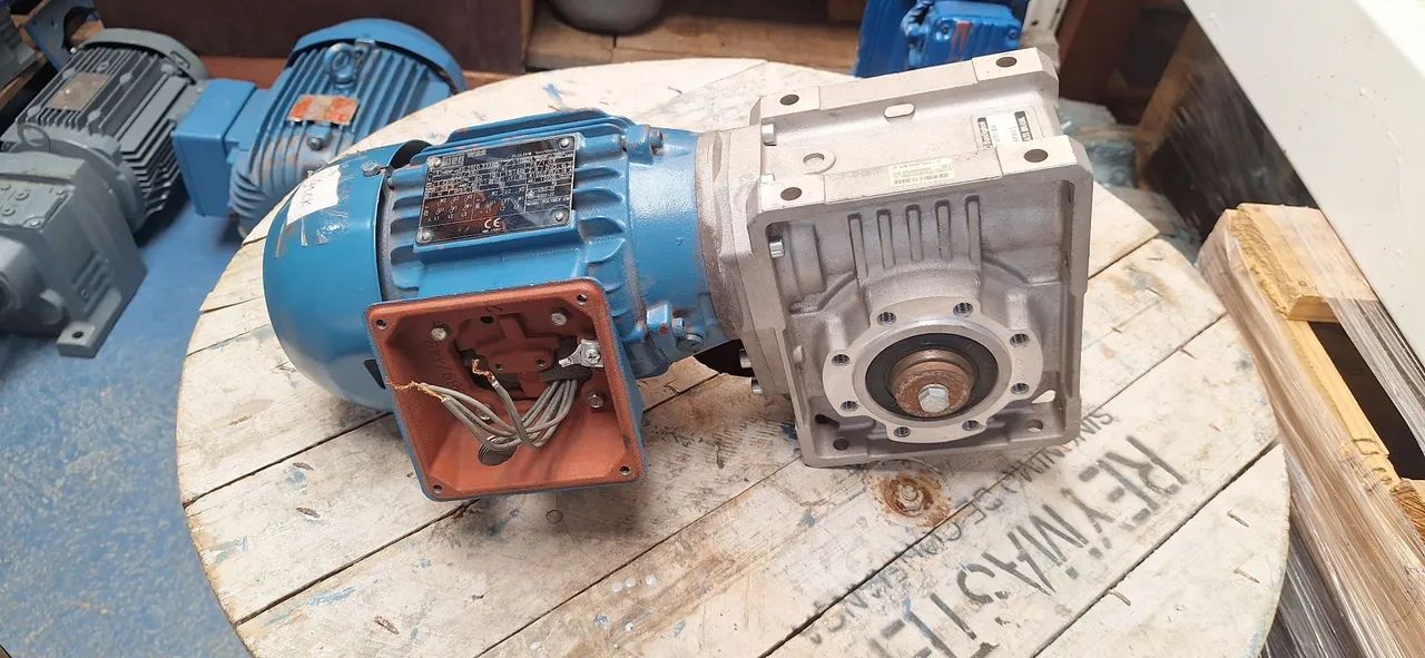 Motoredutor trifásico 0.33 cv redução: 1/10. Rotação final: 107. - Foto 2