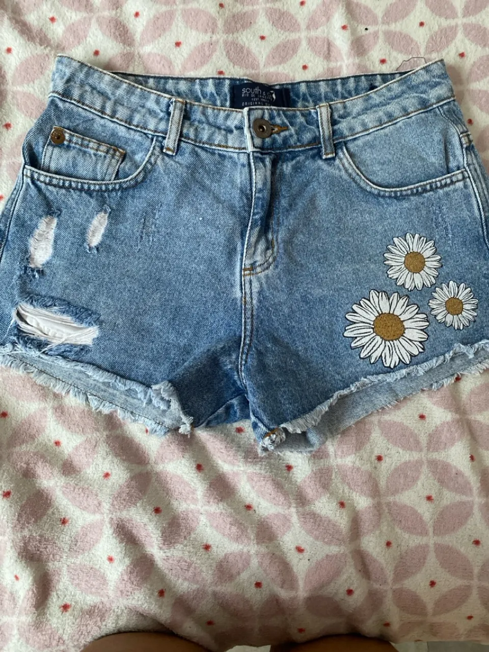 Short Jeans com Detalhes de Margaridas