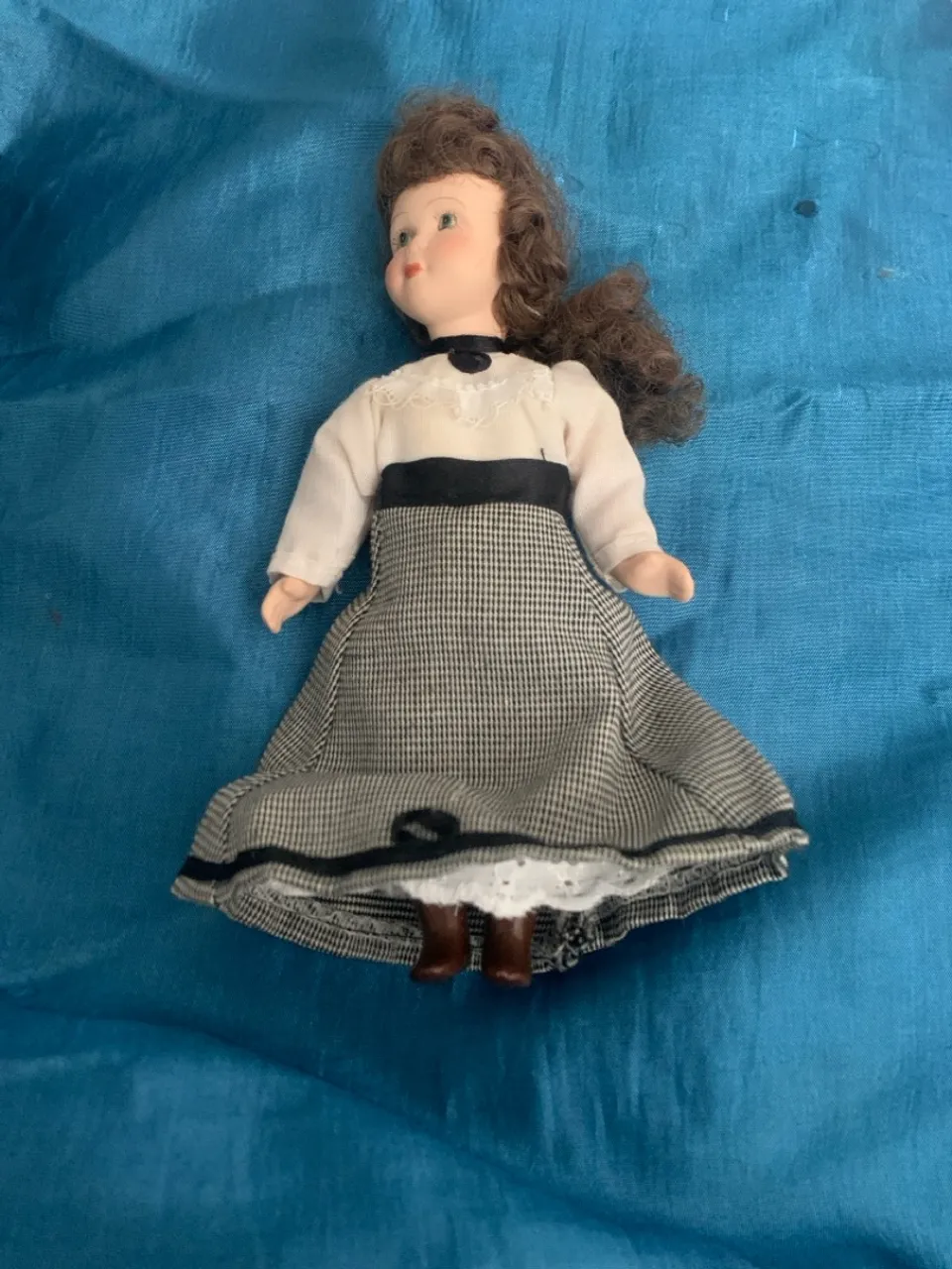 Boneca Antiga de Porcelana com Vestido Elegante
